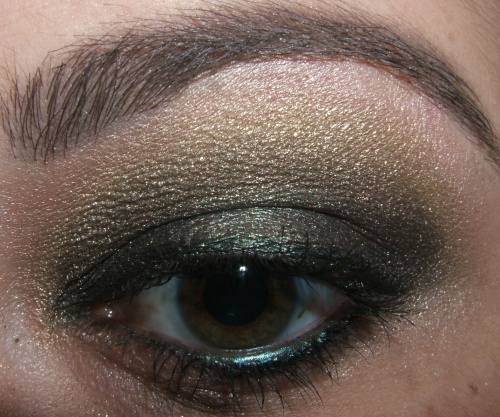 navy-blue-gold-look