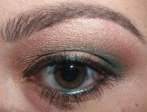 touch-of-teal-in-the-crease-look-2
