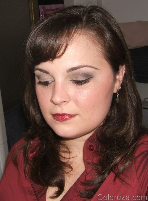 gray-with-dark-lips-look-9