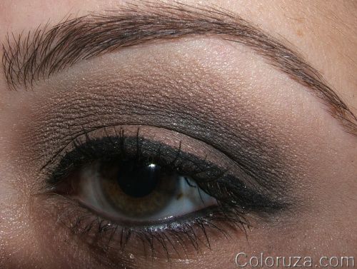 gray-with-dark-lips-look